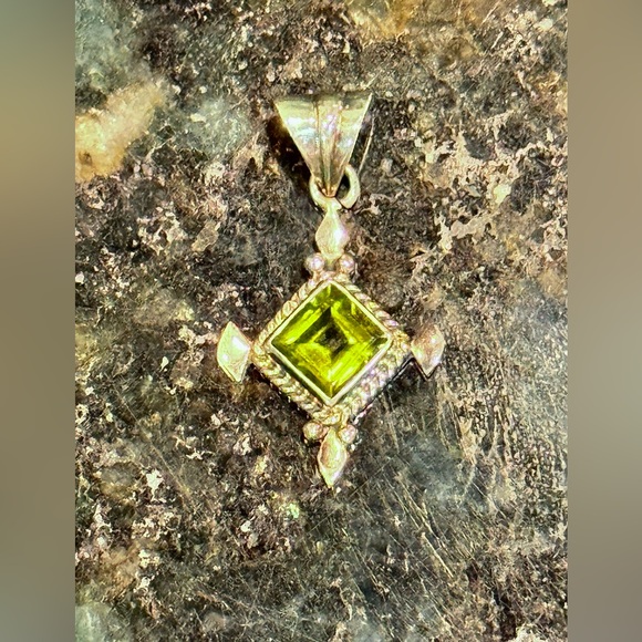 August Birthstone NOW 30%OFF! Peridot Pendant Deep Color, Sterling New Condition - Picture 4 of 6